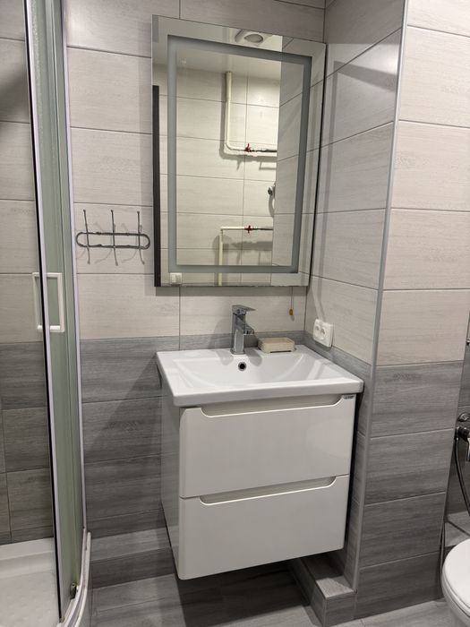 Продам умивальник з тумбою та дзеркалом