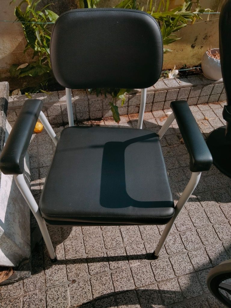 Cadeira com penico portátil