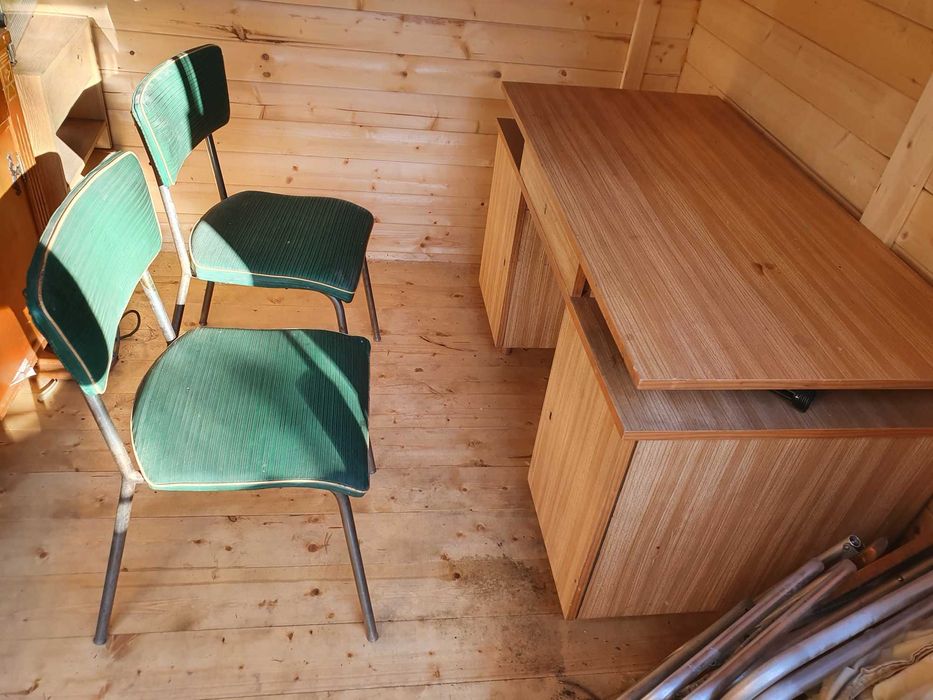 Zestaw mebli - kredens, stół, ława, biurko, różne szafki i 2 krzesła