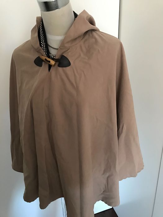 Capa bege. Tam único.