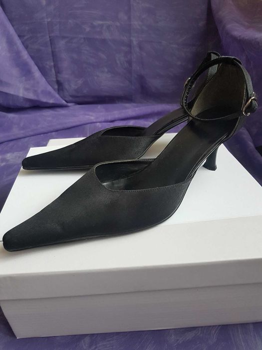 Czółenka czarne, szpilki, satynowe, zapinane na kostce, jak nowe r. 40