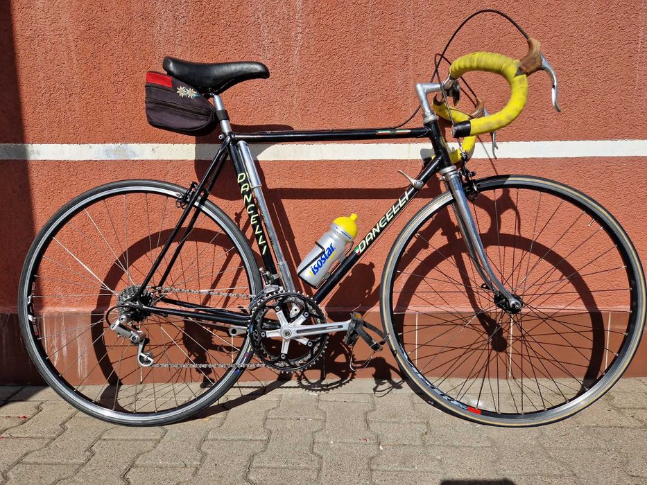 Rower szosowy Dancelli czarny + akcesoria, w tym 4 opony i 9 dętek