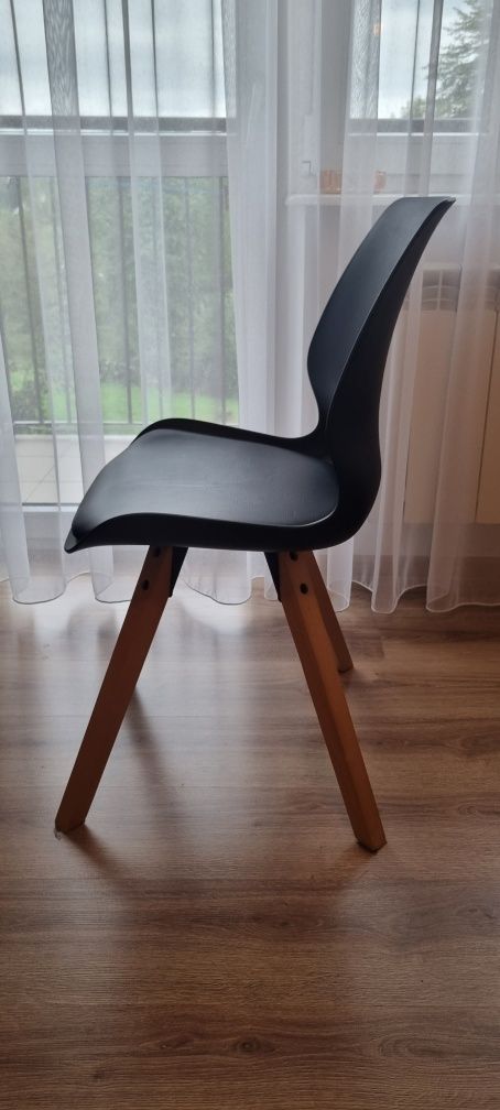Krzesło czarne drewno