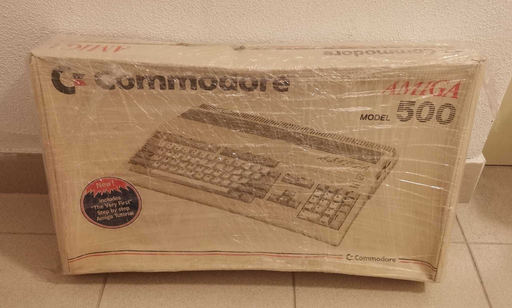 Commodore Amiga 500 com muitos acessórios vintage (Funcional)