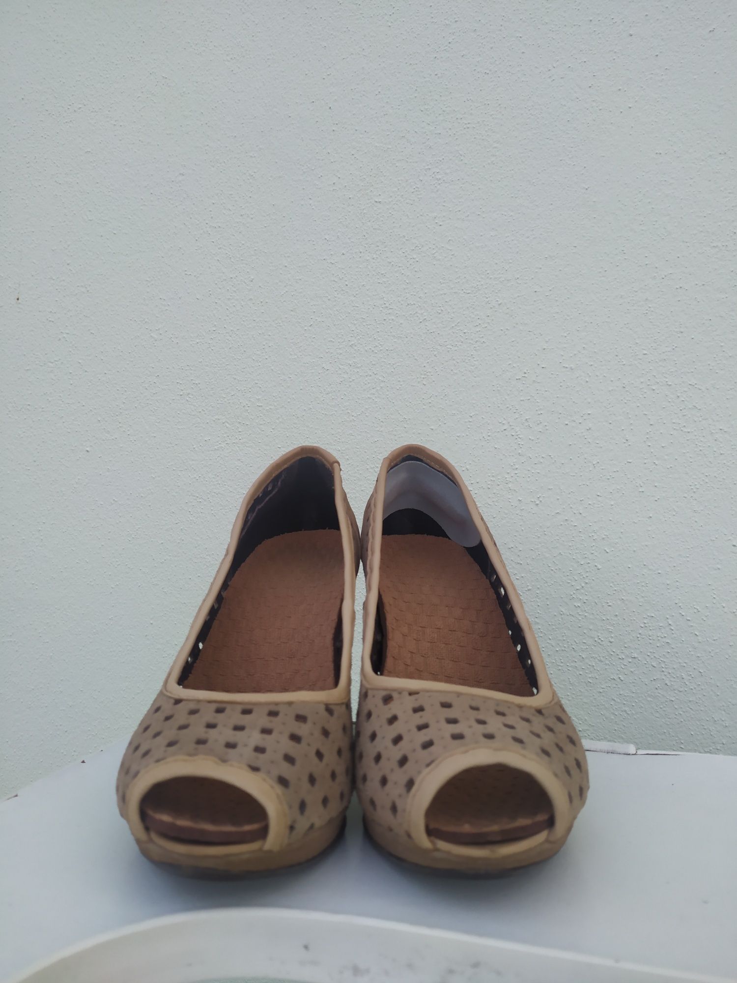 Sapatos salto alto em pele