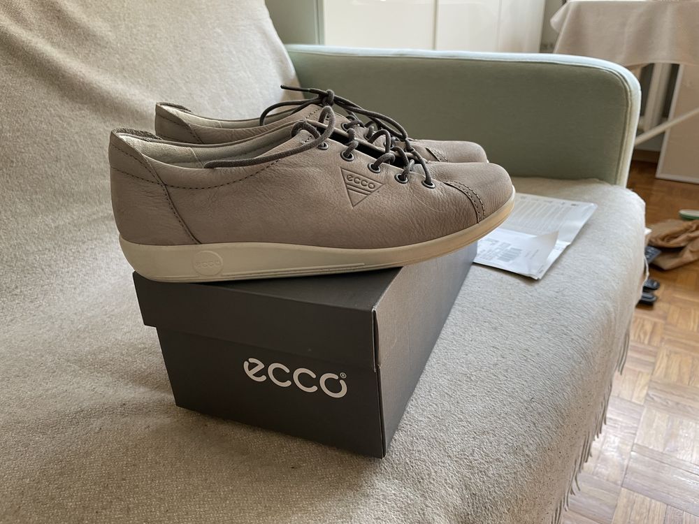 Buty ecco w kolorach ziemi wpadające w szarość