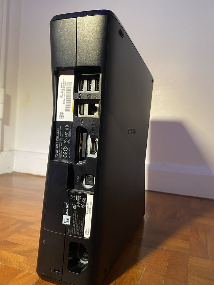 Xbox 360 com 220GB com algumas marcas de uso