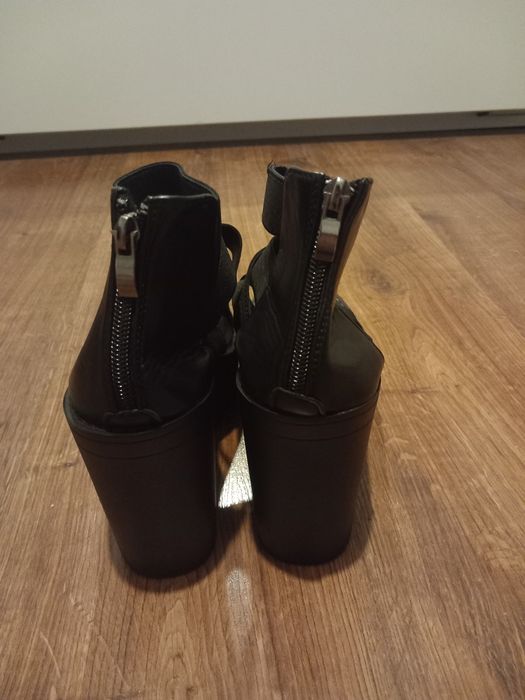 Nowe sandały na koturnie