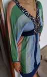 Vestido malhinha com decote em V com chapas