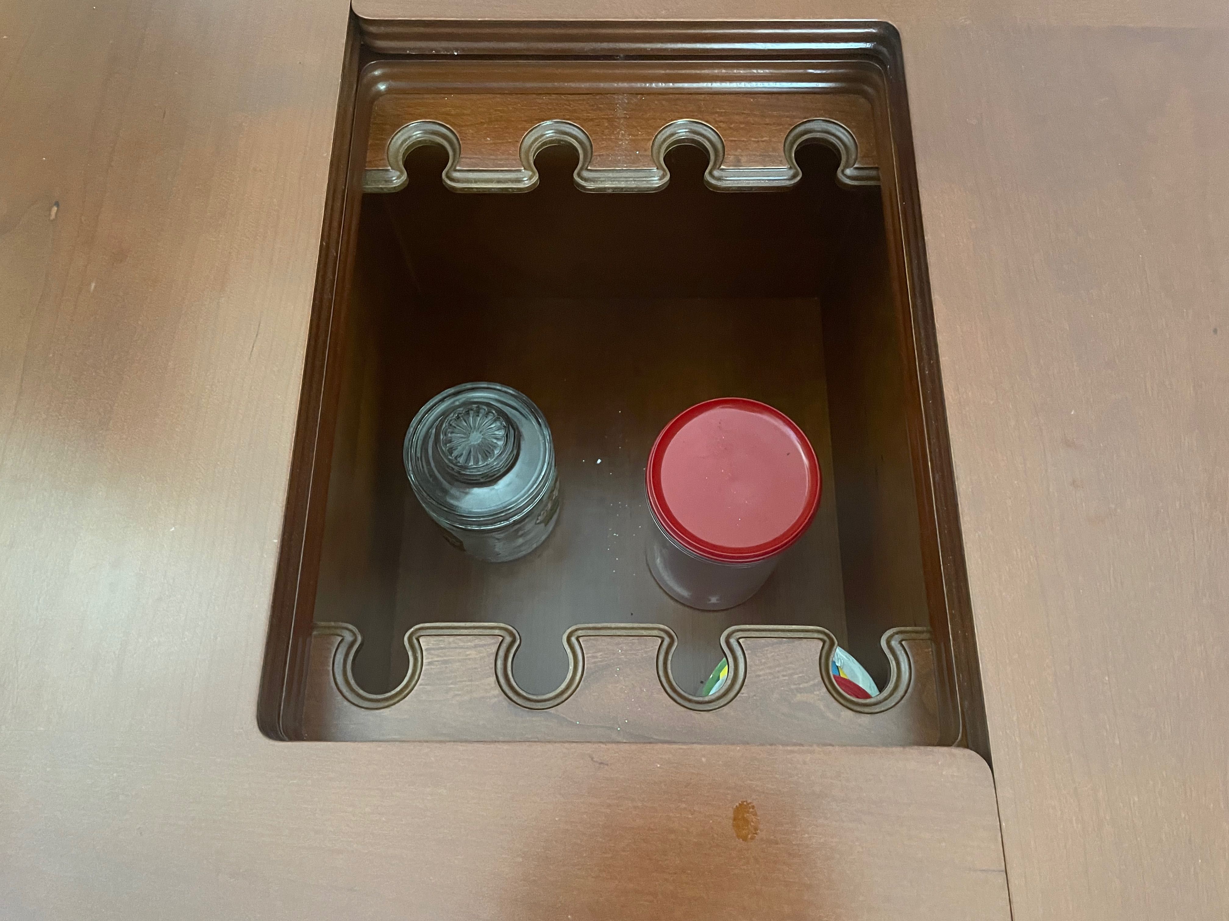 Mesa em cerejeira com bar integrado