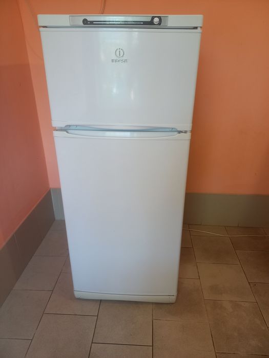 Бесплатно доставлю.  Продам двухкамерный рабочий холодильник. Индезит