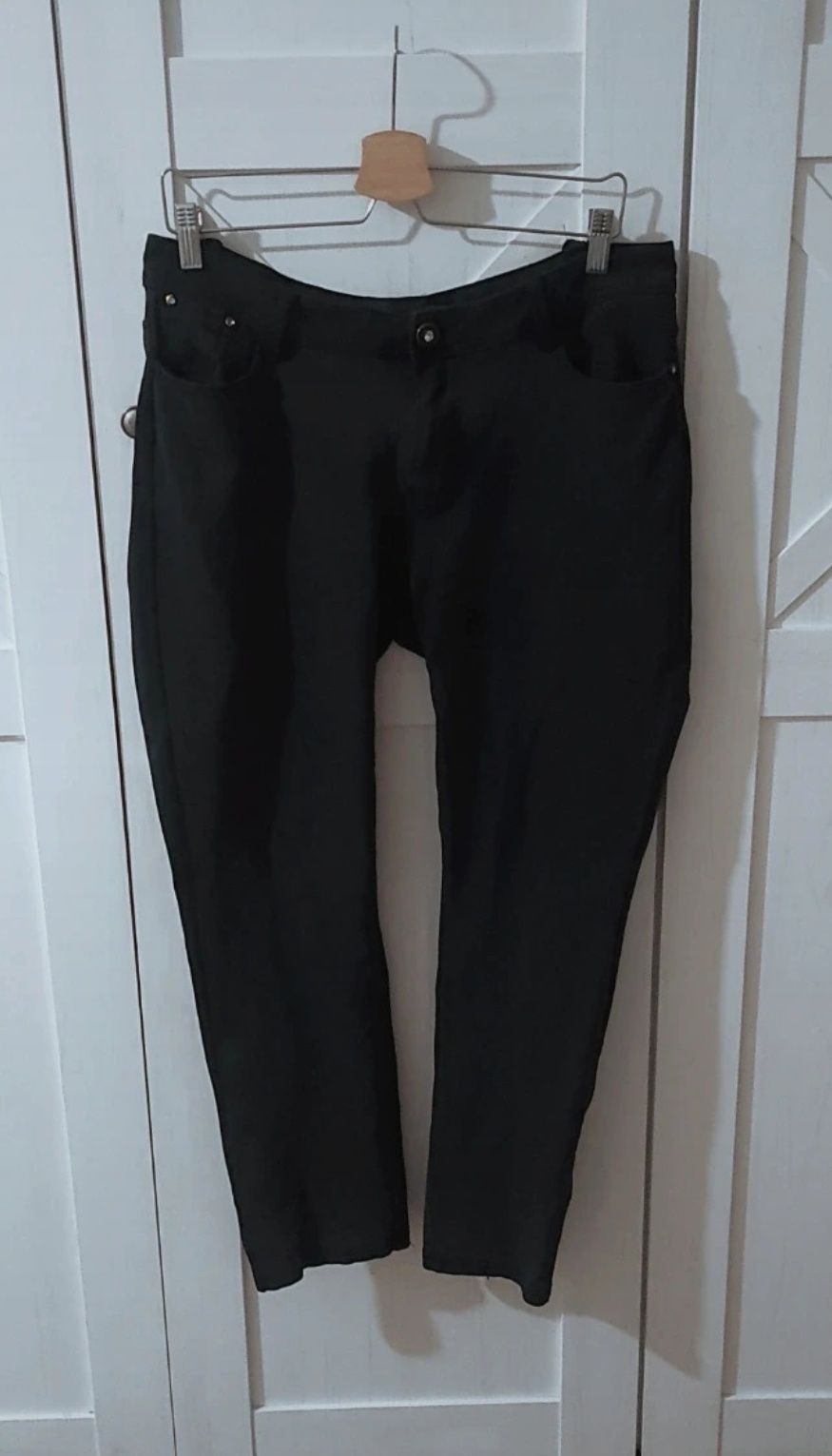 Spodnie jeansowe czarne z cyrkoniami na guzikach