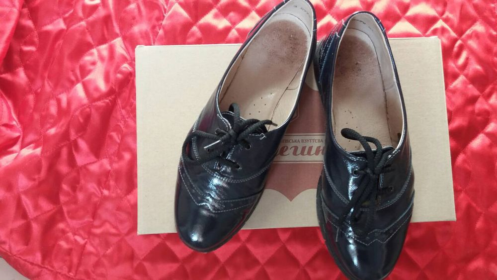 женские туфли темно- синего цвета