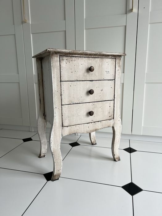 Szafka vintage ręcznie malowana w stylu prowansalskim, patynowana biel