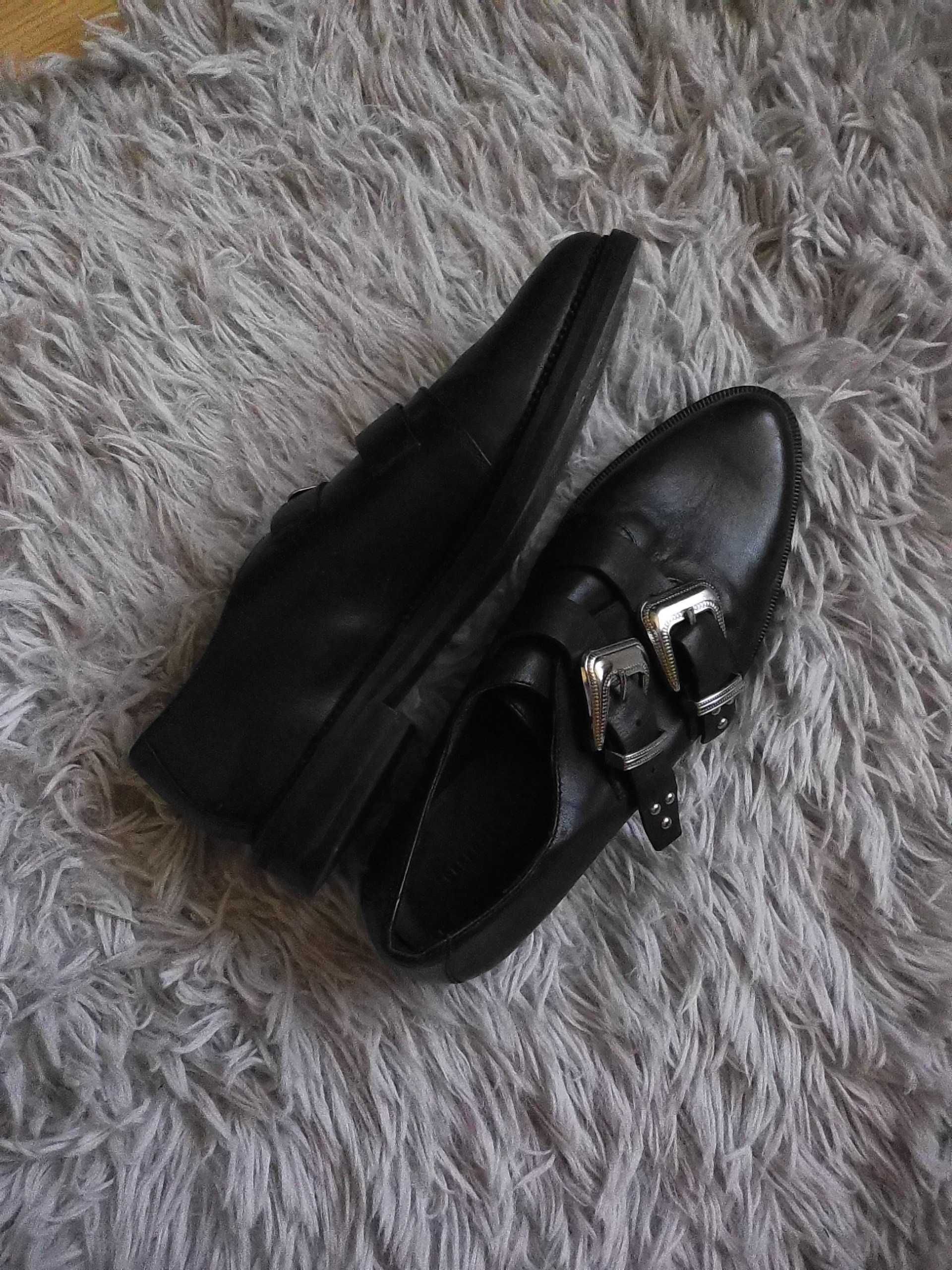 Czarne buty z ozdobnymi paskami Reserved