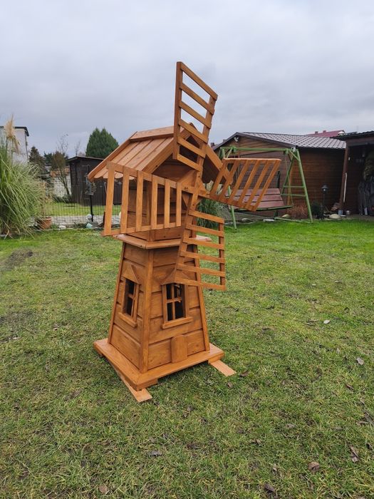 Duży wiatrak ogrodowy drewniany