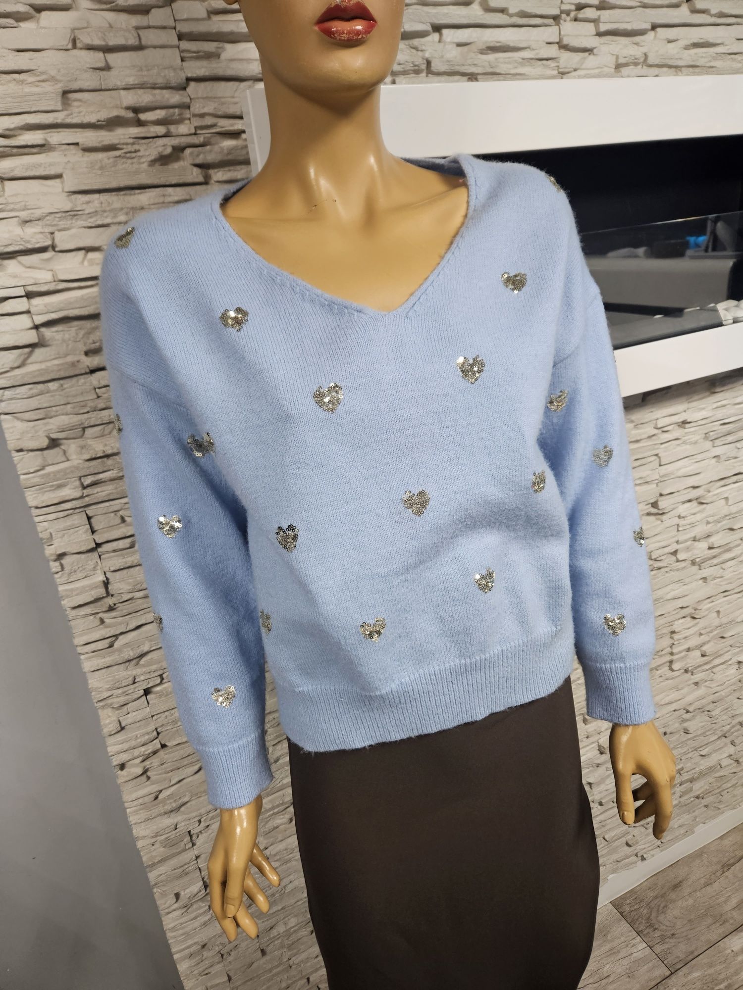 Sweter w serek z cekinowymi sercami JS Millenium
