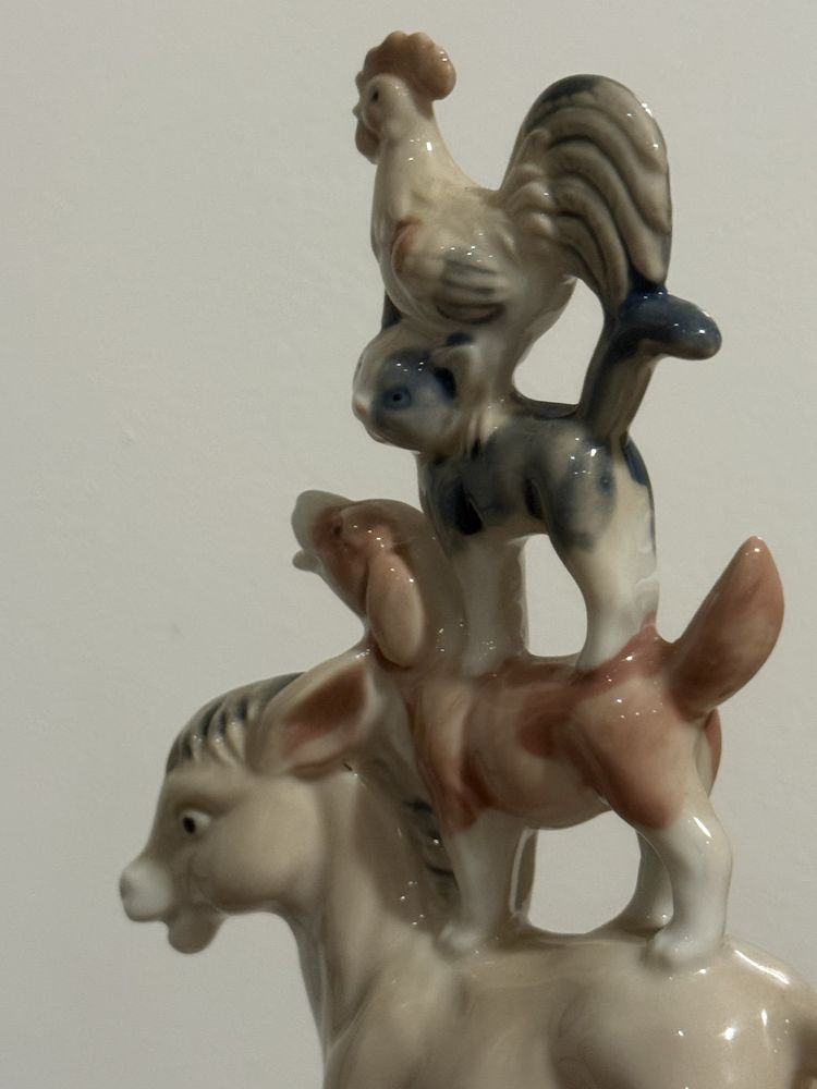 Porcelanowa figurka z osiołkiem psem kotem kogutem