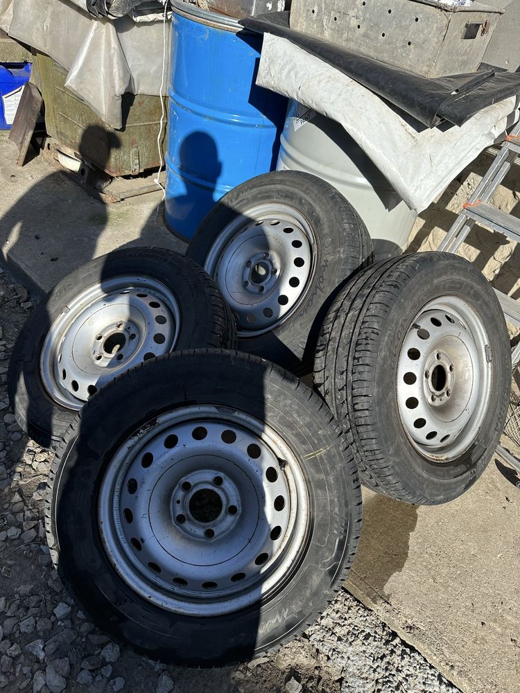 В продажу резина діаметер 215/65R16