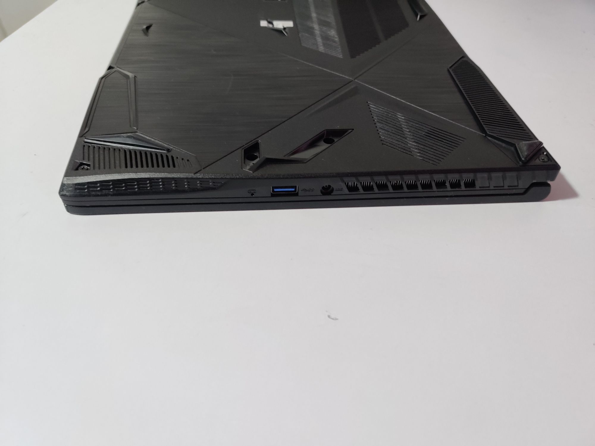 MSI   MS-16R5  15.6" i5-10500H 32GB/256GB SSD/NVIDIA GTX 1650