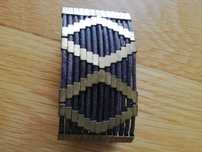Pulseira que ajusta no pulso.
