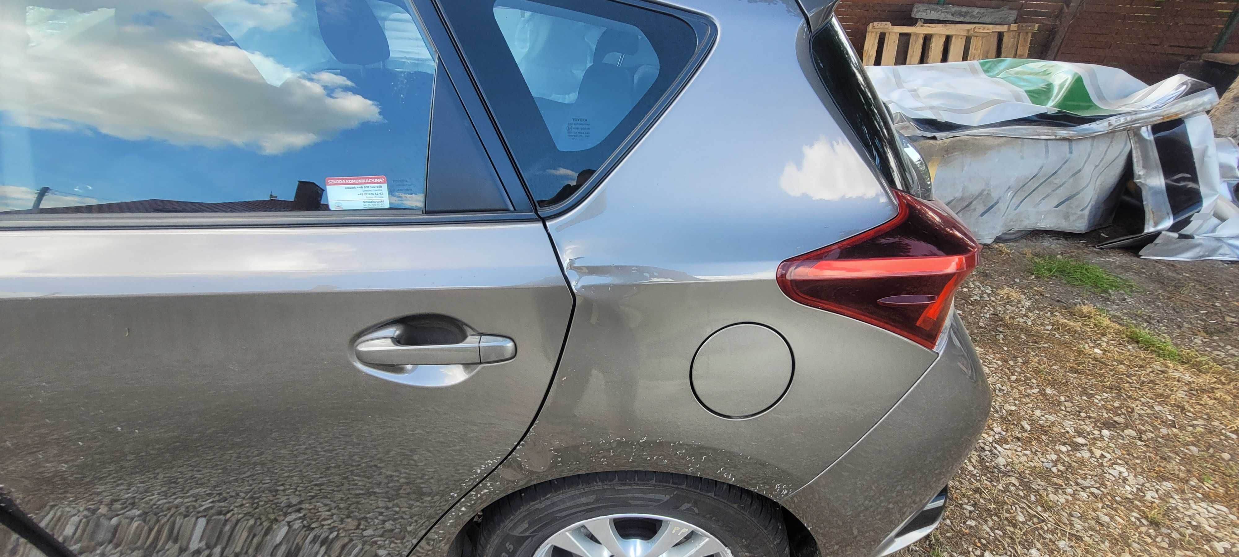 Toyota Auris uszkodzony