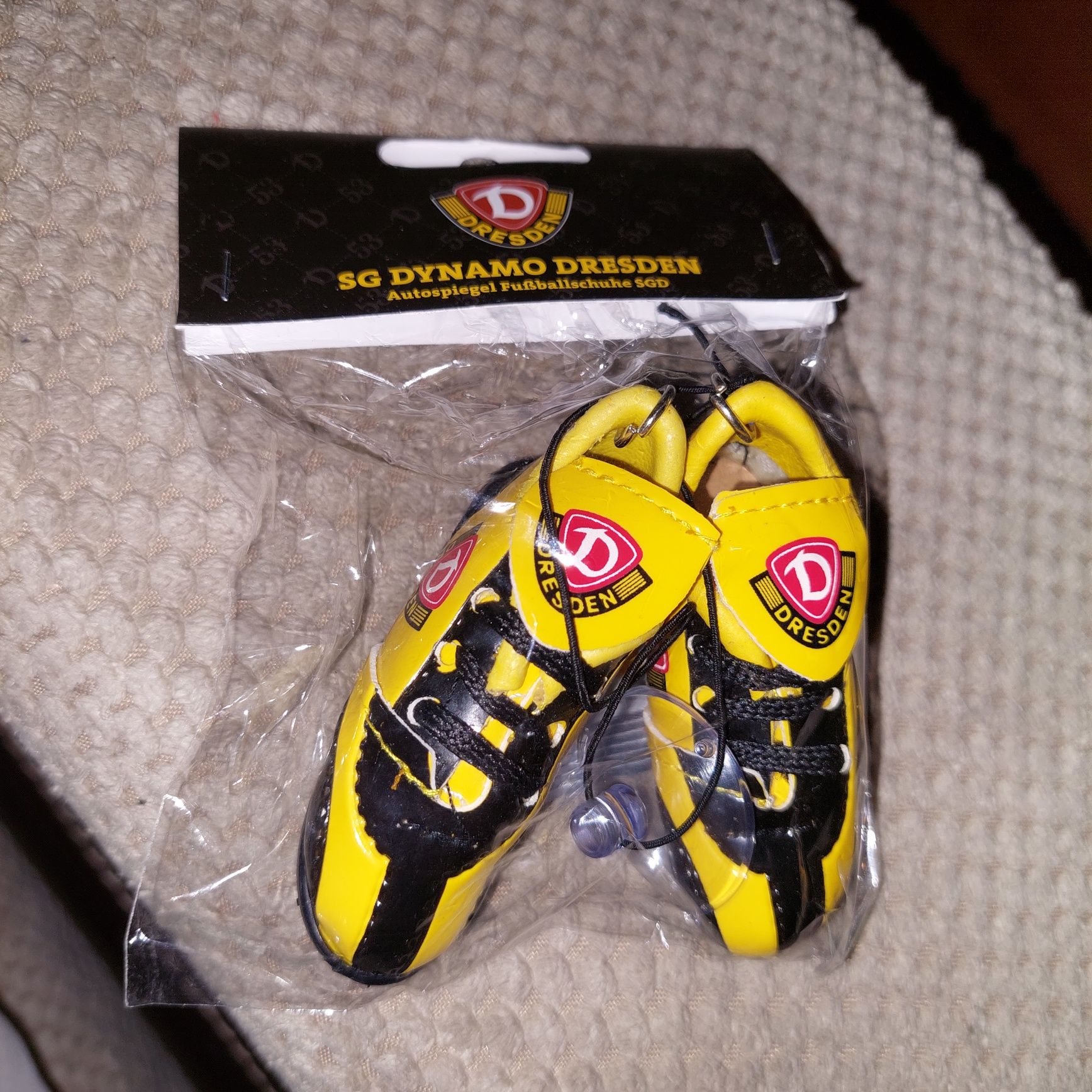 Zawieszka brelok ozdoba Dynamo Dresden miniaturka butów piłkarskich