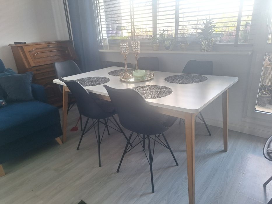 Duży stół do salonu rozkładany
