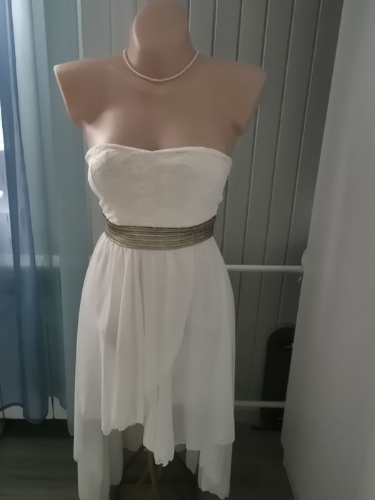 Delikatna sukienka biała ze złotym paskiem z mała wadą S