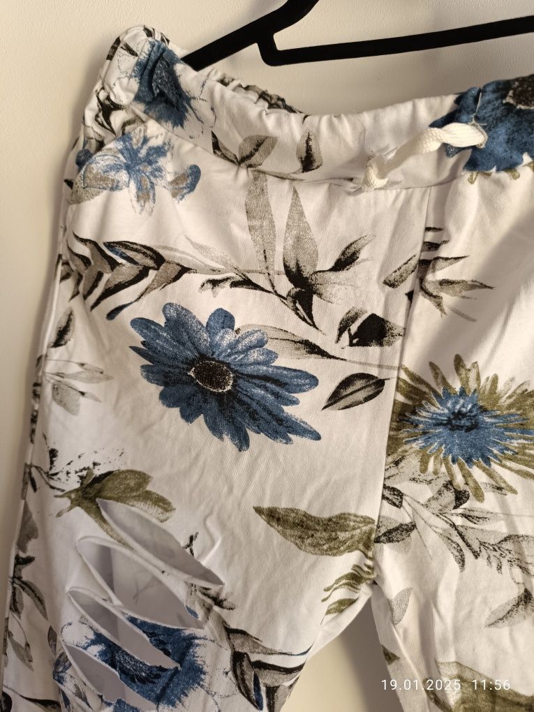 Spodnie z dziurami w kwiaty rozm. 46 Nowe