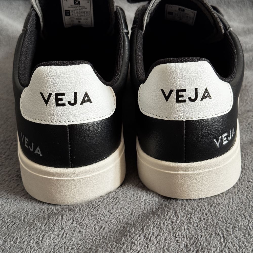 Нові кросівки Veja