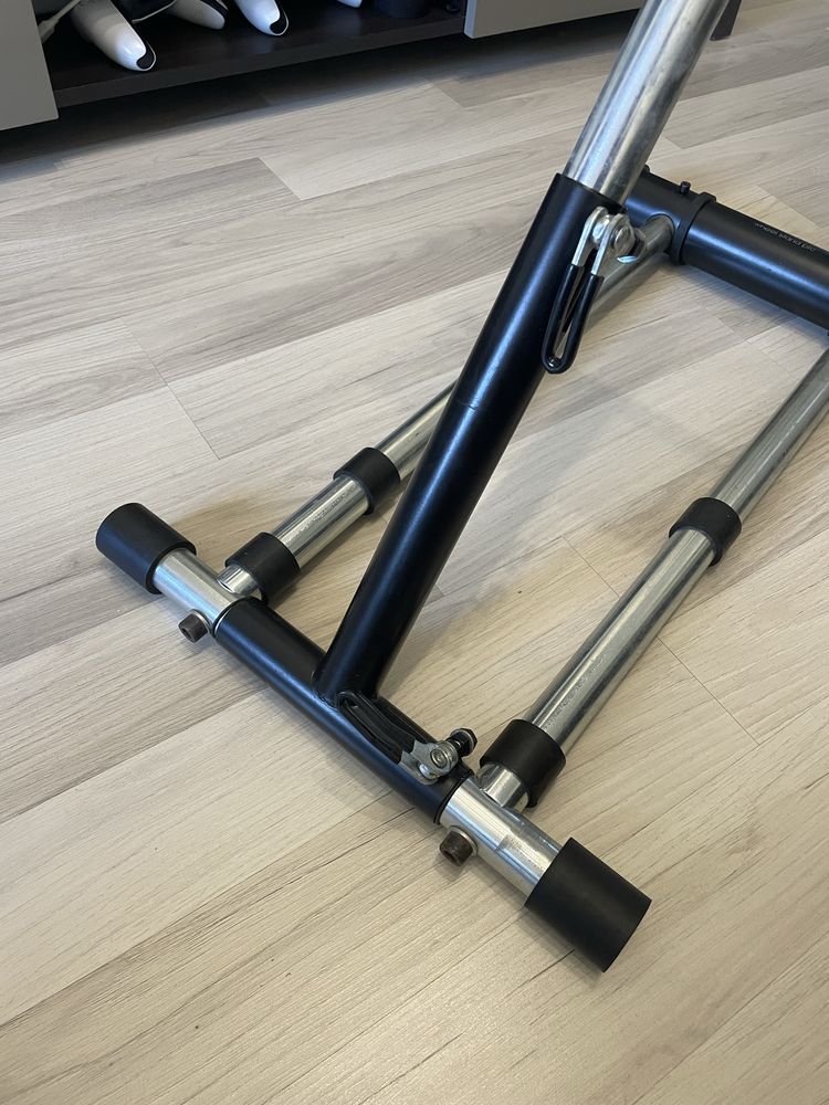 Stojak Simracing na kierownice i pedaly Logitech, Thrustmaster, Moza