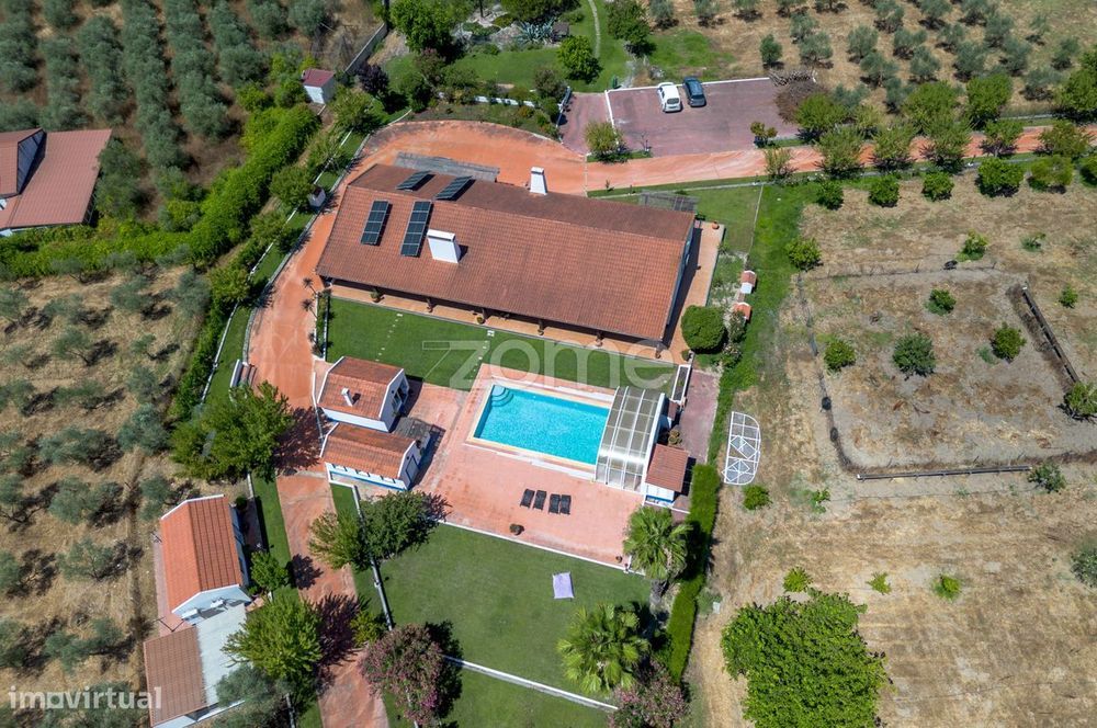 Propriedade com 25.000m2, piscina, court ténis e 2 espaços habitacõ...