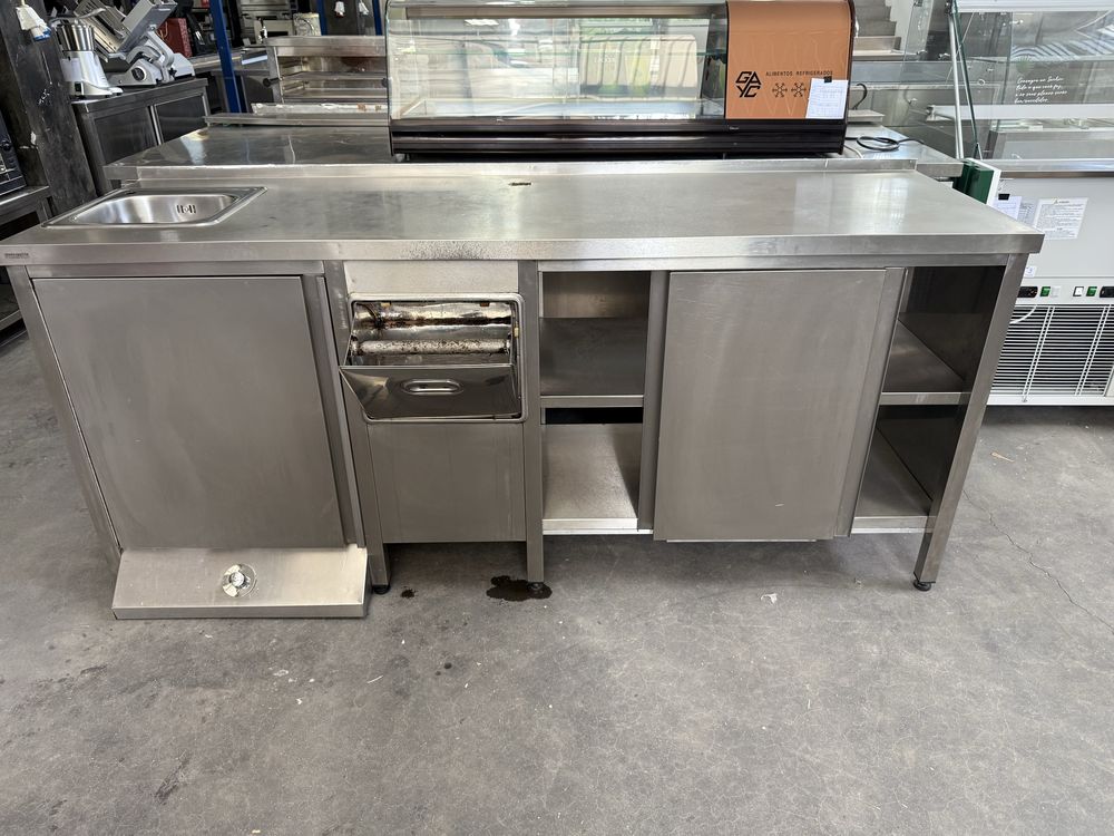 Bancada em inox para maquina de cafe com pio e tulha