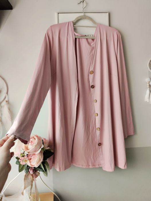 Kardigan damski narzutka pudrowy róż, plus size