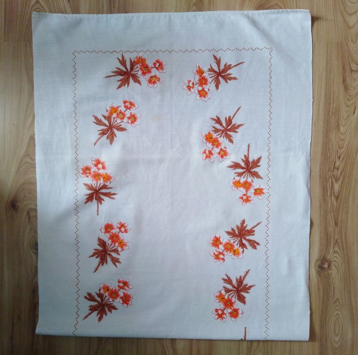 Obrusy, materiały do przeróbki 4 szt sprzedam całość