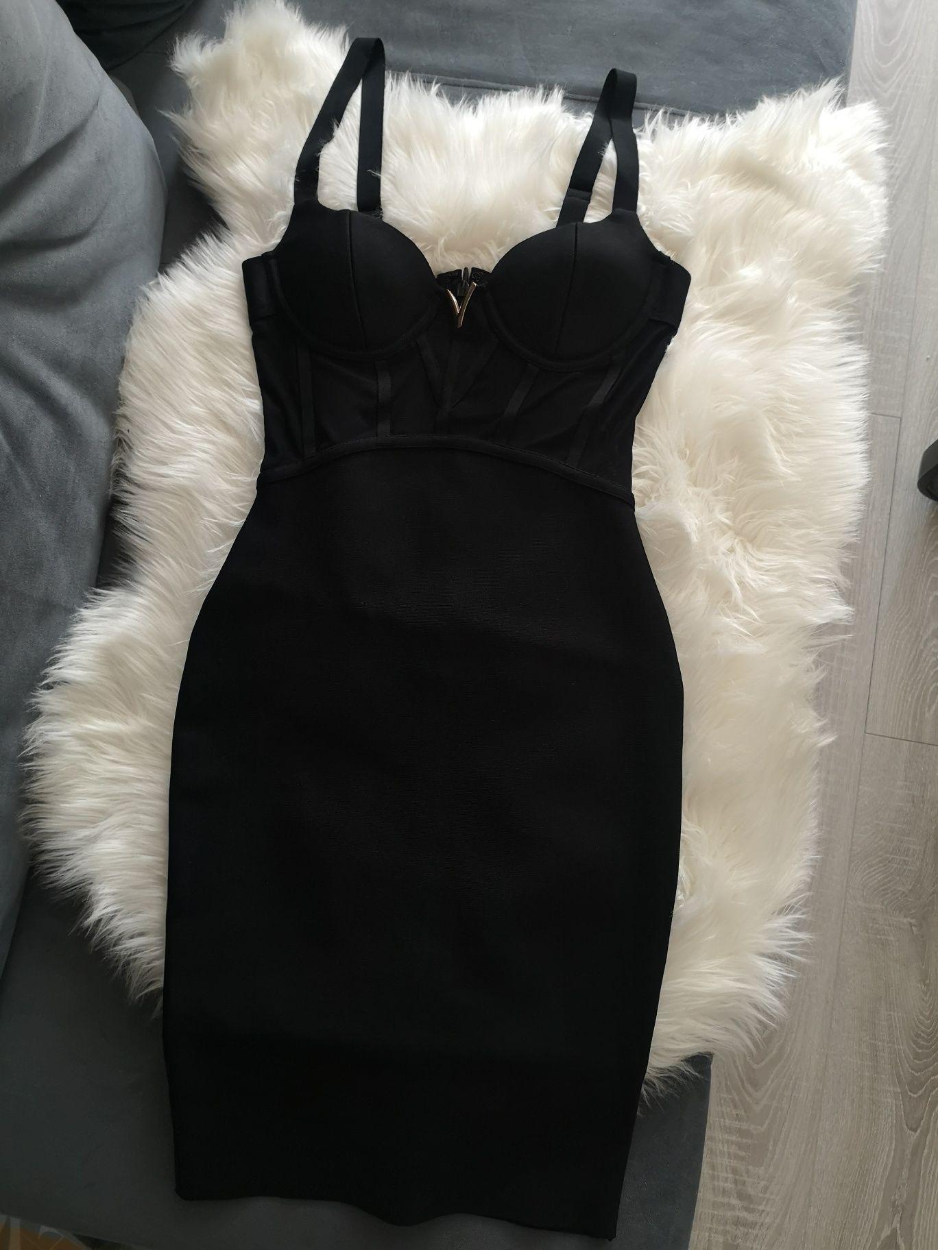 Czarna bandazowa bandage sukienka obcisla push up midi