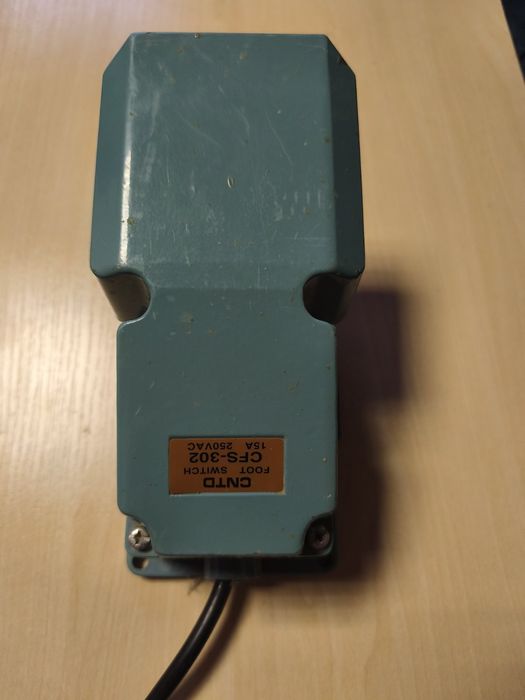 Перемикач ножний CNTD моделі CFS-302.