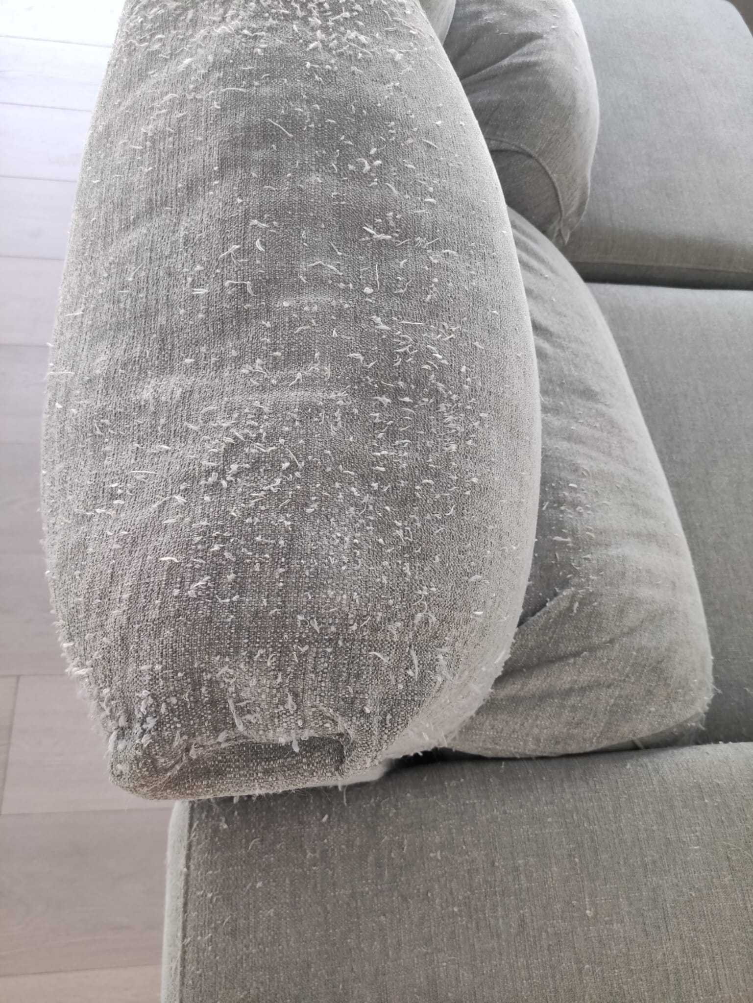 Sofá cinza claro com chaise longue