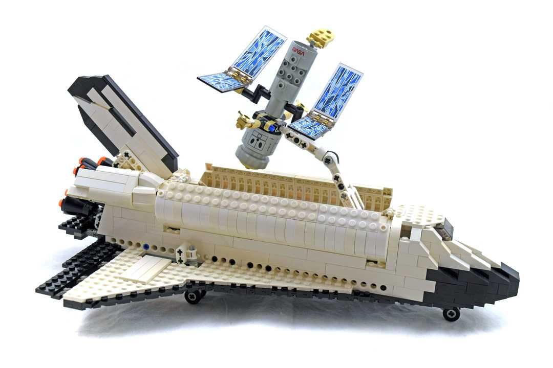 LEGO 7470 Wahadłowiec Discovery i Teleskop Kosmiczny Hubble'a 2003