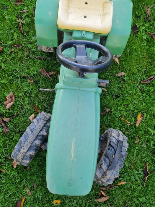 Traktor John Deere na pedały z przyczepą