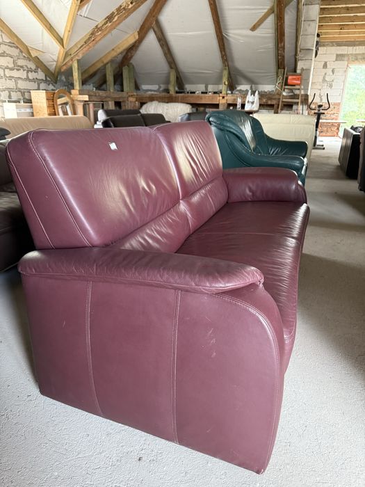 Шкіряний диван бордового кольору