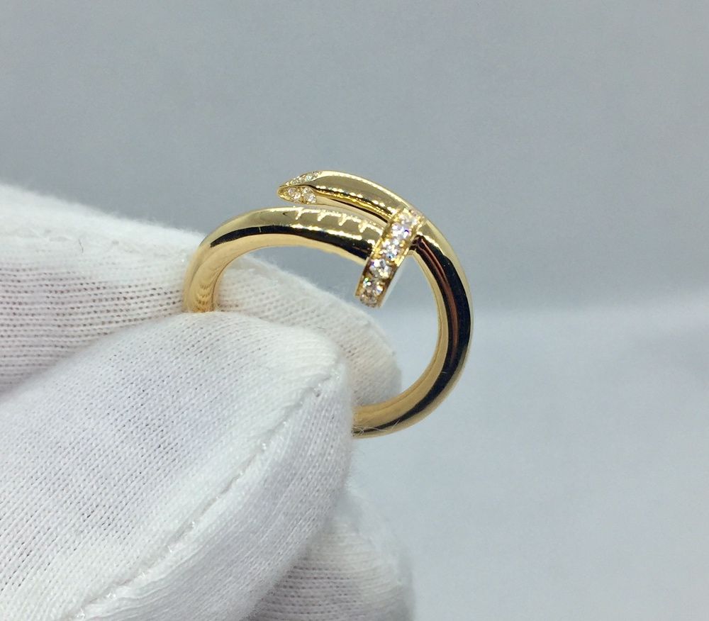 Золотое кольцо Cartier justе un clou ( Гвоздь ) с бриллиантами.