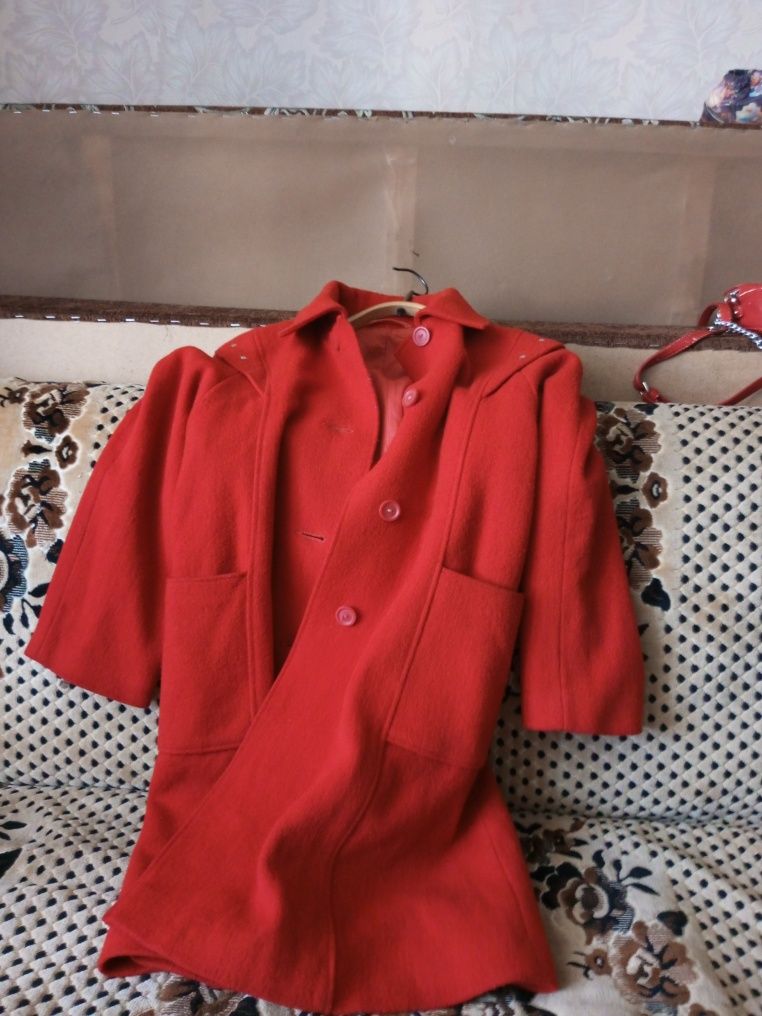 Продам червоне пальто весна осінь