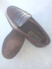 Sapatos com sola de couro da marca "YUCA"