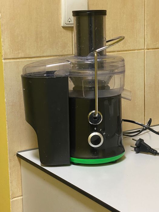 Sokowirówka z dużym otworem na owoce