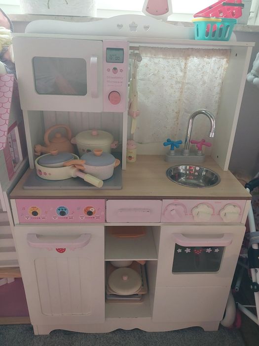 Drewniana kuchenka dla dziewczynki