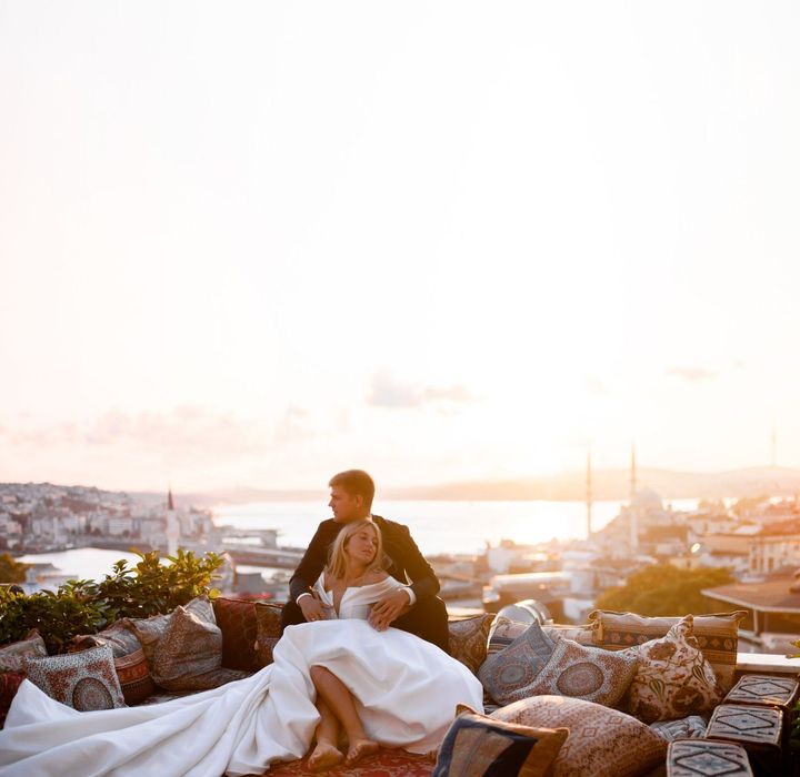 Весільня сукня атласна