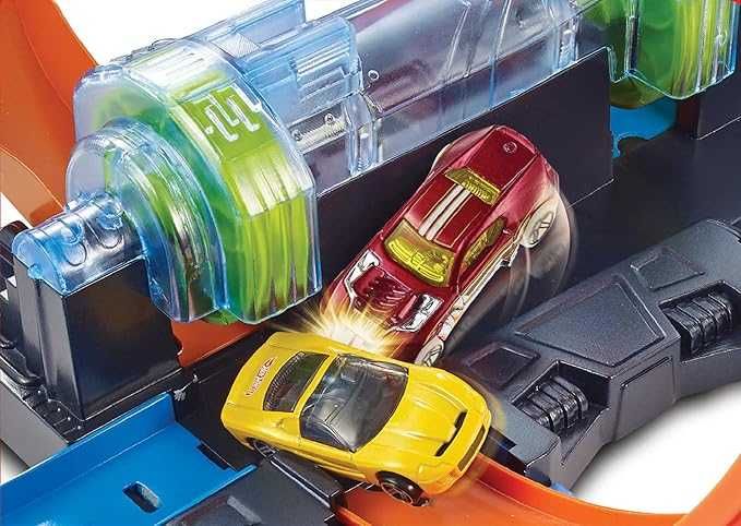 Tor Samochodowy Hot Wheels Pętle Grozy Zestaw Torów z Napędem FTB65