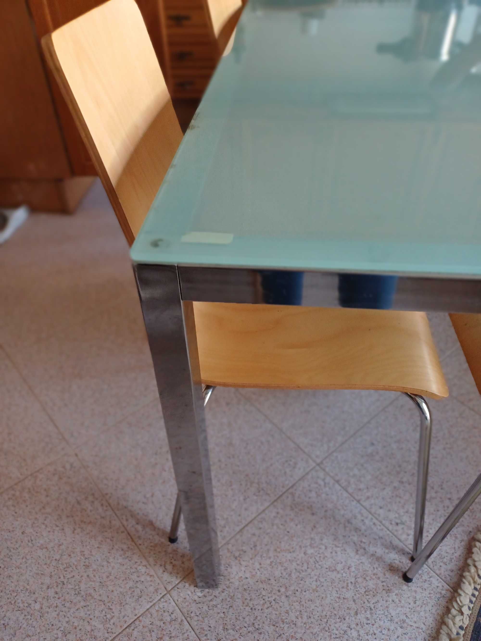 Mesa de cozinha + 4 cadeiras